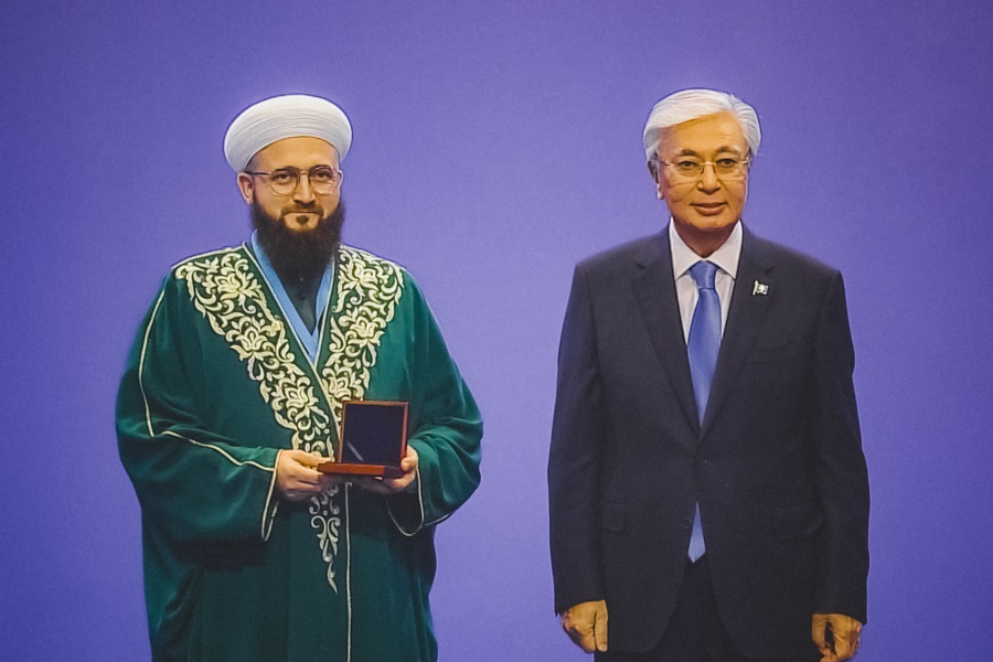 Казахстан Президенты Татарстан Мөфтиенә бүләк тапшырды